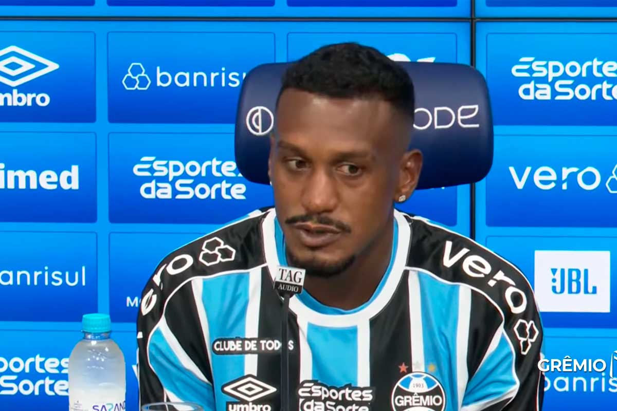 Grêmio apresenta Edenílson no CT Luiz Carvalho